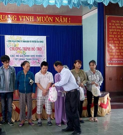 Во Вьетнаме  проходят различные мероприятия, помогающие бедным людям радостно встречать Тэт - ảnh 1